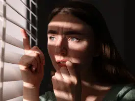 Psicóloga Josie Conti revela 7 sinais silenciosos de fobia social