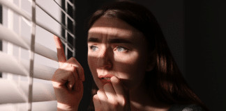 Psicóloga Josie Conti revela 7 sinais silenciosos de fobia social
