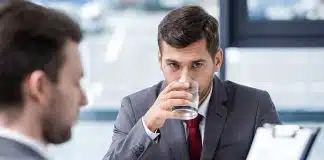 O copo d’água na entrevista pode decidir sua vaga — e quase ninguém percebe