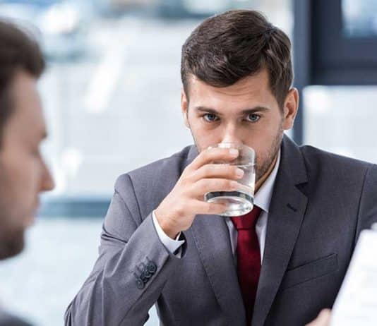 O copo d’água na entrevista pode decidir sua vaga — e quase ninguém percebe Aceitar ou recusar um copo de água em uma entrevista de emprego
