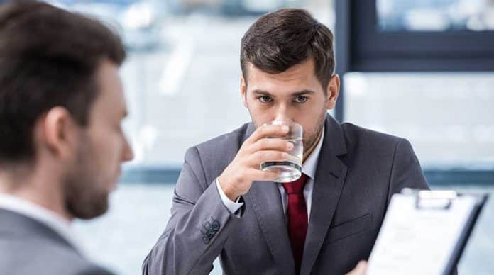 Aceitar ou recusar um copo de água em uma entrevista de emprego O copo d’água na entrevista pode decidir sua vaga — e quase ninguém percebe