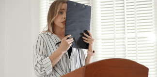 O medo de ser visto de verdade: sintomas, causas emocionais e como a psicoterapia pode ajudar