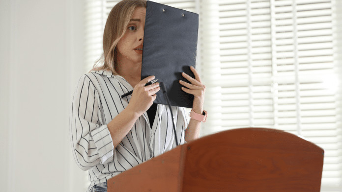 O medo de ser visto de verdade: sintomas, causas emocionais e como a psicoterapia pode ajudar