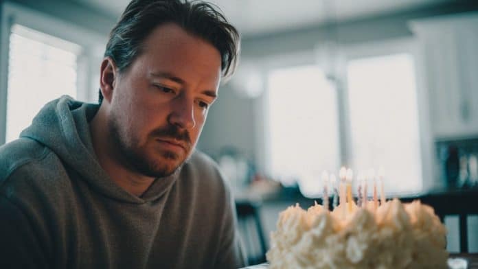 Por que algumas pessoas ficam mal no próprio aniversário? A psicologia responde