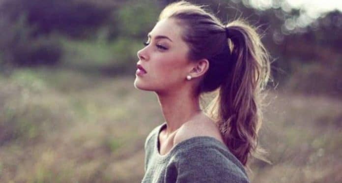 Sempre de cabelo preso? A razão psicológica por trás desse hábito é mais profunda do que parece