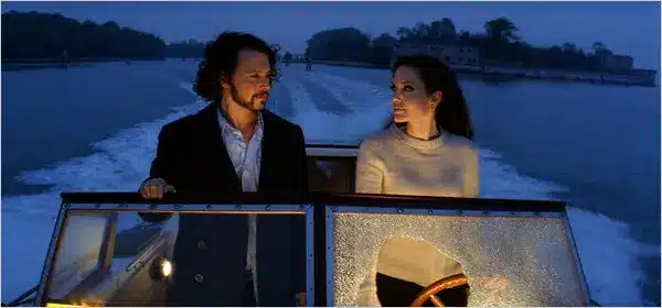 Sucesso de bilheteria, o filme que fez Johnny Depp e Angeline Jolie se odiarem finalmente chegou ao streaming psicologiasdobrasil.com.br - Sucesso de bilheteria, o filme que fez Johnny Depp e Angeline Jolie se odiarem finalmente chegou ao streaming