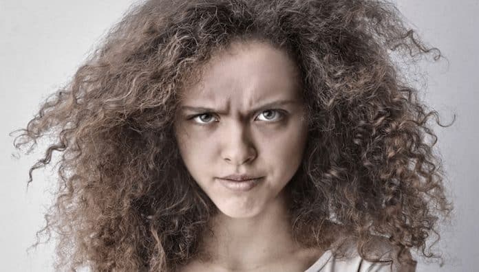 8 atitudes aparentemente inocentes que podem revelar que alguém próximo, na verdade, não gosta de você