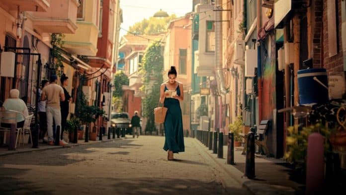 Mulher casada encontra manuscrito misterioso e mergulha em romance perigoso sem volta na Netflix