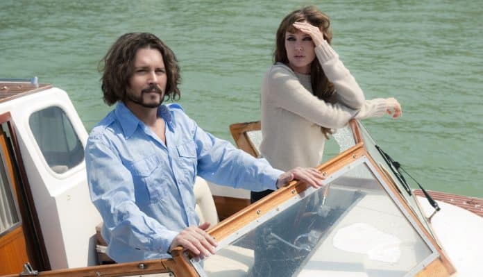 Sucesso de bilheteria, o filme que fez Johnny Depp e Angeline Jolie se odiarem finalmente chegou ao streaming