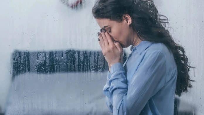 O peso de vencer na vida: por que tantos brasileiros no exterior sofrem em silêncio